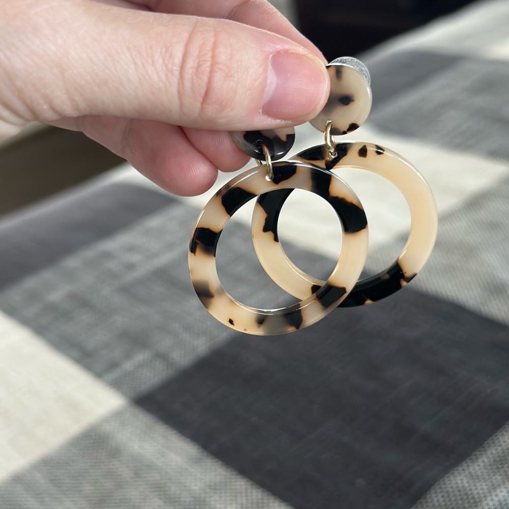 Tortoise Shell Print Earrings - Picture 2 of 2